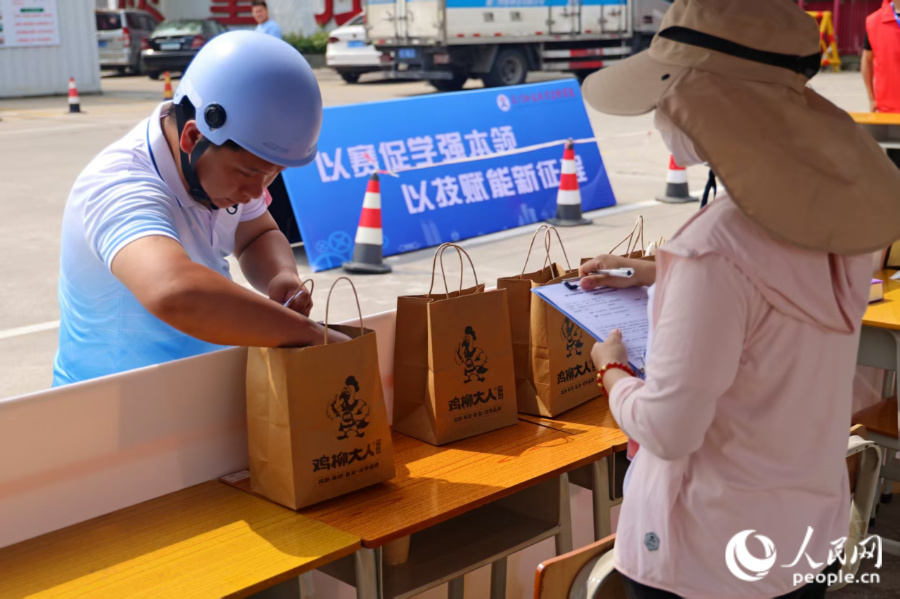 模拟取餐环节。人民网记者 陈博摄
