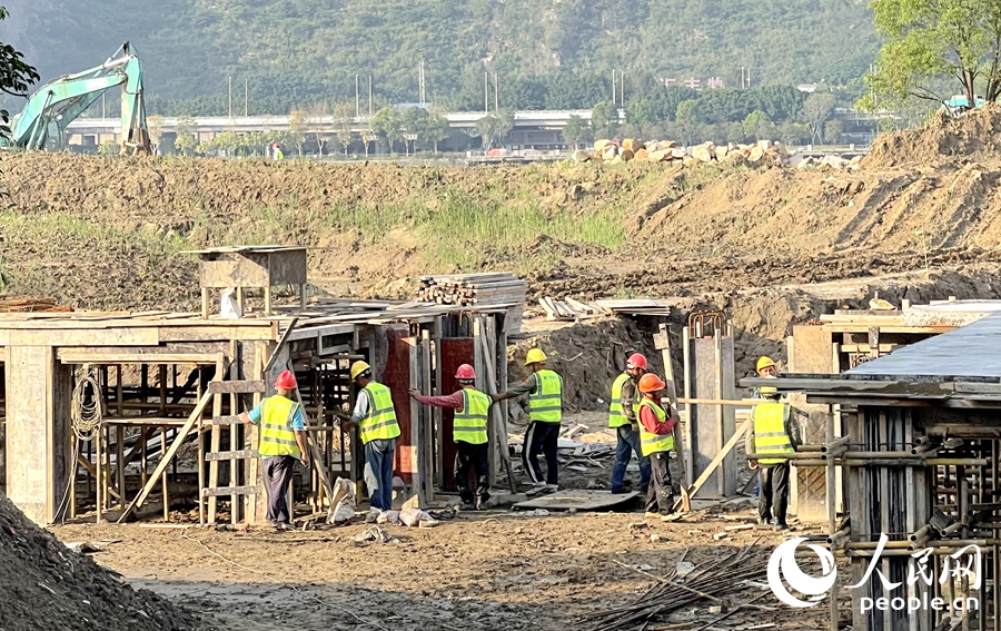 在闽江北港，生态岛观景台正在建设。人民网记者 陈蓝燕摄