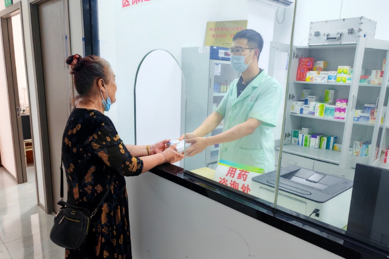 谢锦樵为患者开具用药