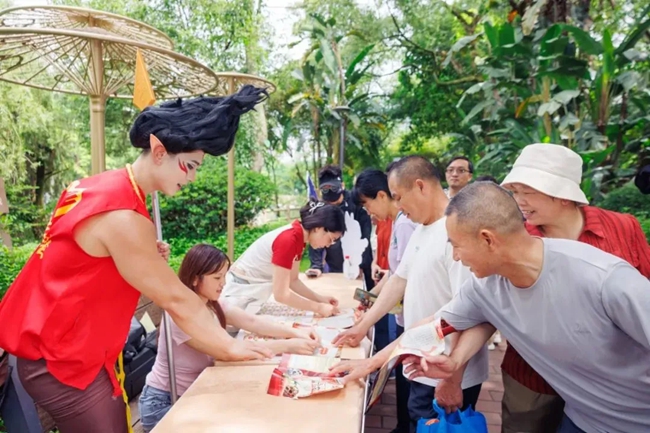 福州市“民法典宣传月”主题宣传活动巧用影视IP，吸引驻足群众参与学法