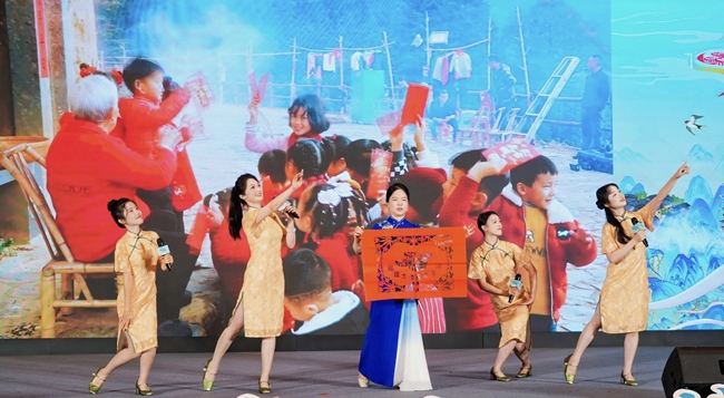 表演唱《我在土楼等你》