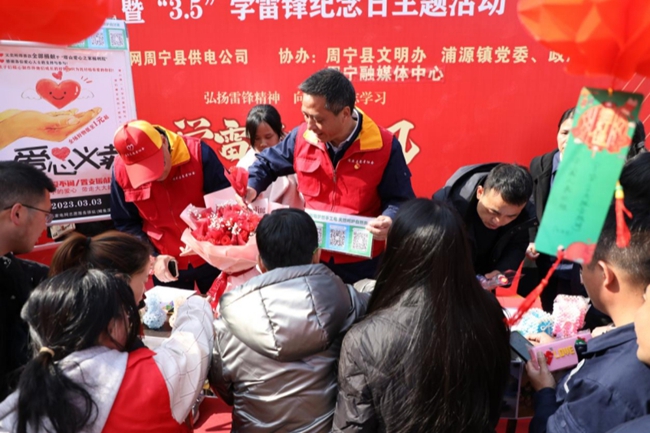 叶德奕参与学雷锋日爱心义卖活动