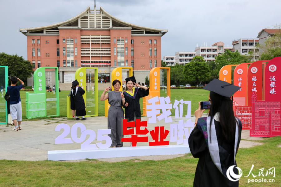 畢業生與家長合影留念。人民網記者 陳博攝