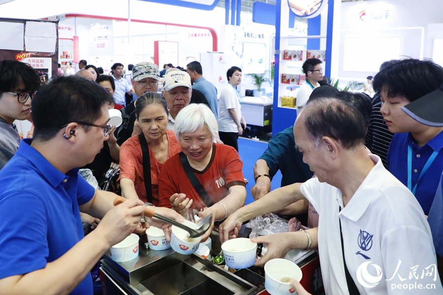 市民品尝福州鱼丸。人民网 李唯一摄