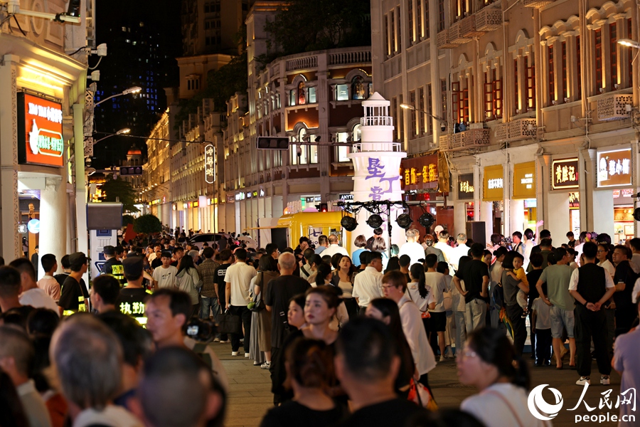 台湾乐队奏唱吸引观者驻足。人民网记者 陈博摄