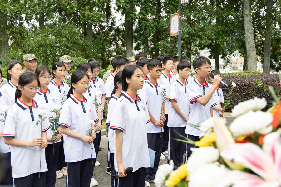 学校举行陈祥榕烈士牺牲五周年缅怀祭奠活动。屏南县委宣传部供图