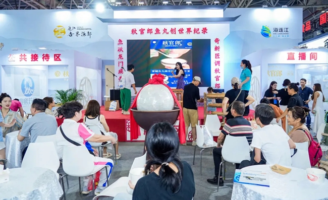 游客品尝连江鱼丸