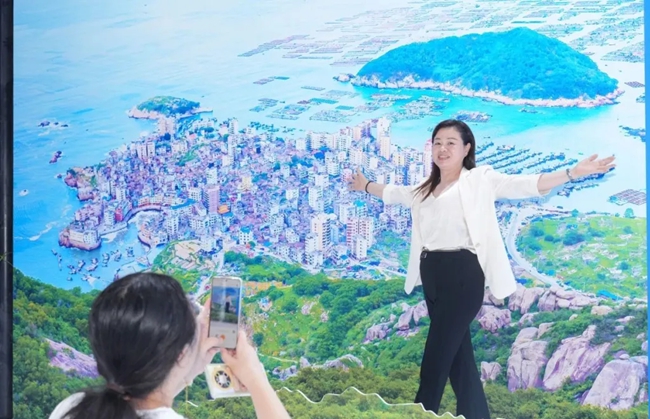 游客在现场打卡点拍照