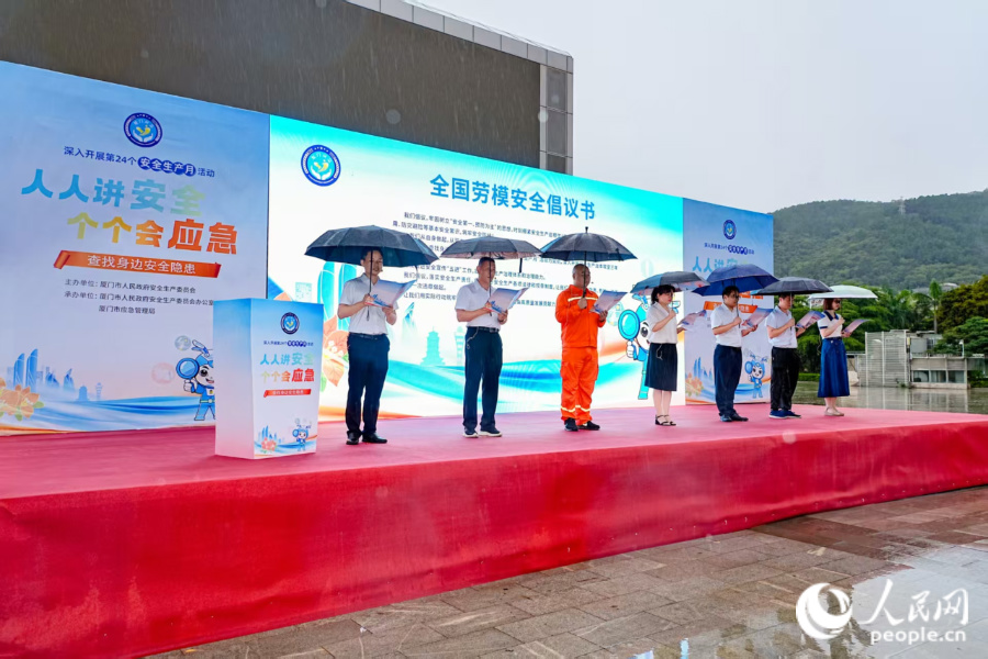 7名全国劳动模范和先进工作者现场发出倡议。人民网记者 陈博摄