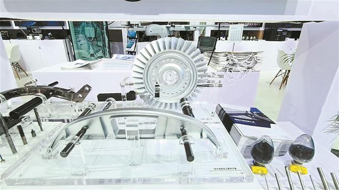 在金鹭特种合金展位上，各种身怀绝技的“神兵利器”亮相，我国许多航空航天重器就是由它们“裁”出来的。