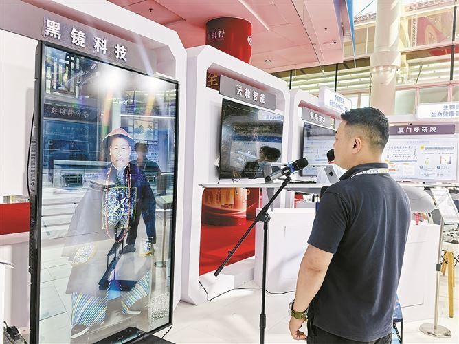 在厦门黑镜科技展位上，AI“左宗棠”与参观者互动。