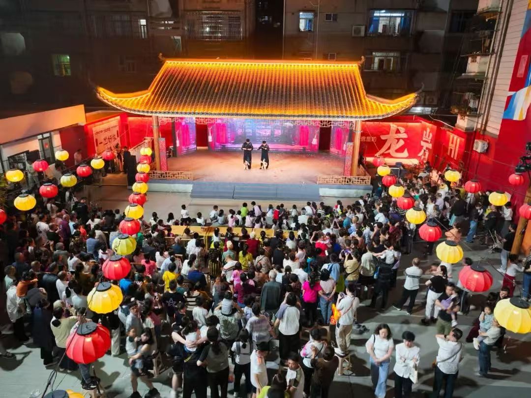 夜晚的龍岩中心城區煙火氣十足