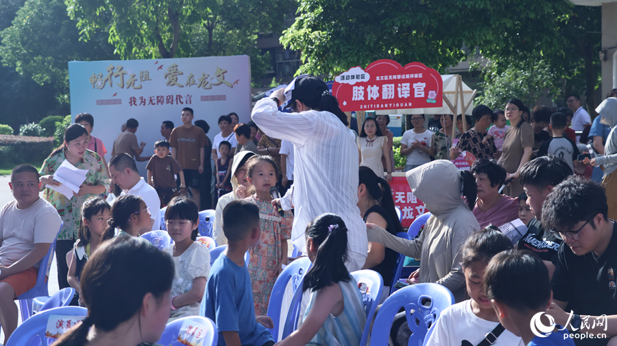 活动现场，居民群众积极互动。人民网 李昌乾摄