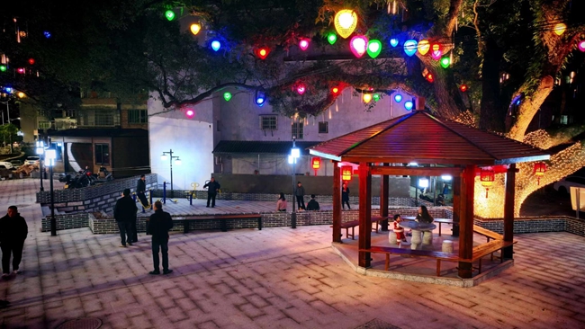 夜色下，市民在公园中散步休憩