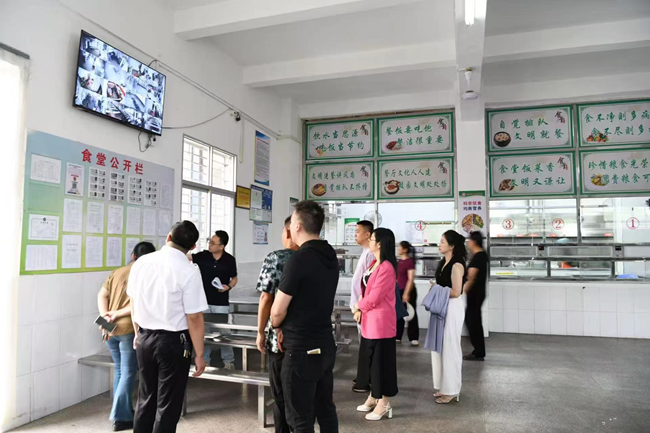 家长们通过“互联网+明厨亮灶”监控系统查看学校食堂操作流程。安溪县委宣传部供图