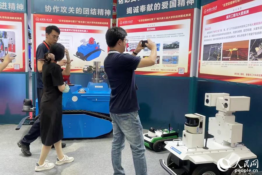 哈尔滨工业大学展厅内，科研成品“含金量”十足。人民网记者 林盈摄