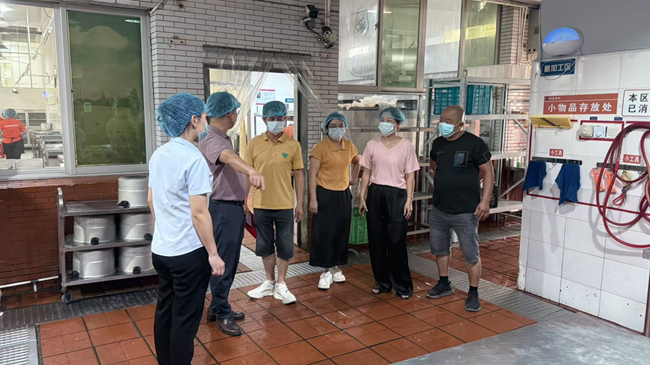 泉州第十七中學膳食監督家長委員會成員開展食堂檢查工作