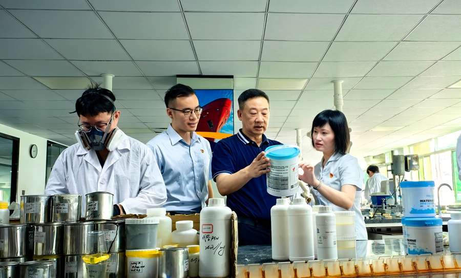 建設銀行泉州分行工作人員走訪國家級專精特新重點“小巨人”企業──信和新材料，了解企業最新科研產品。建行福建省分行供圖