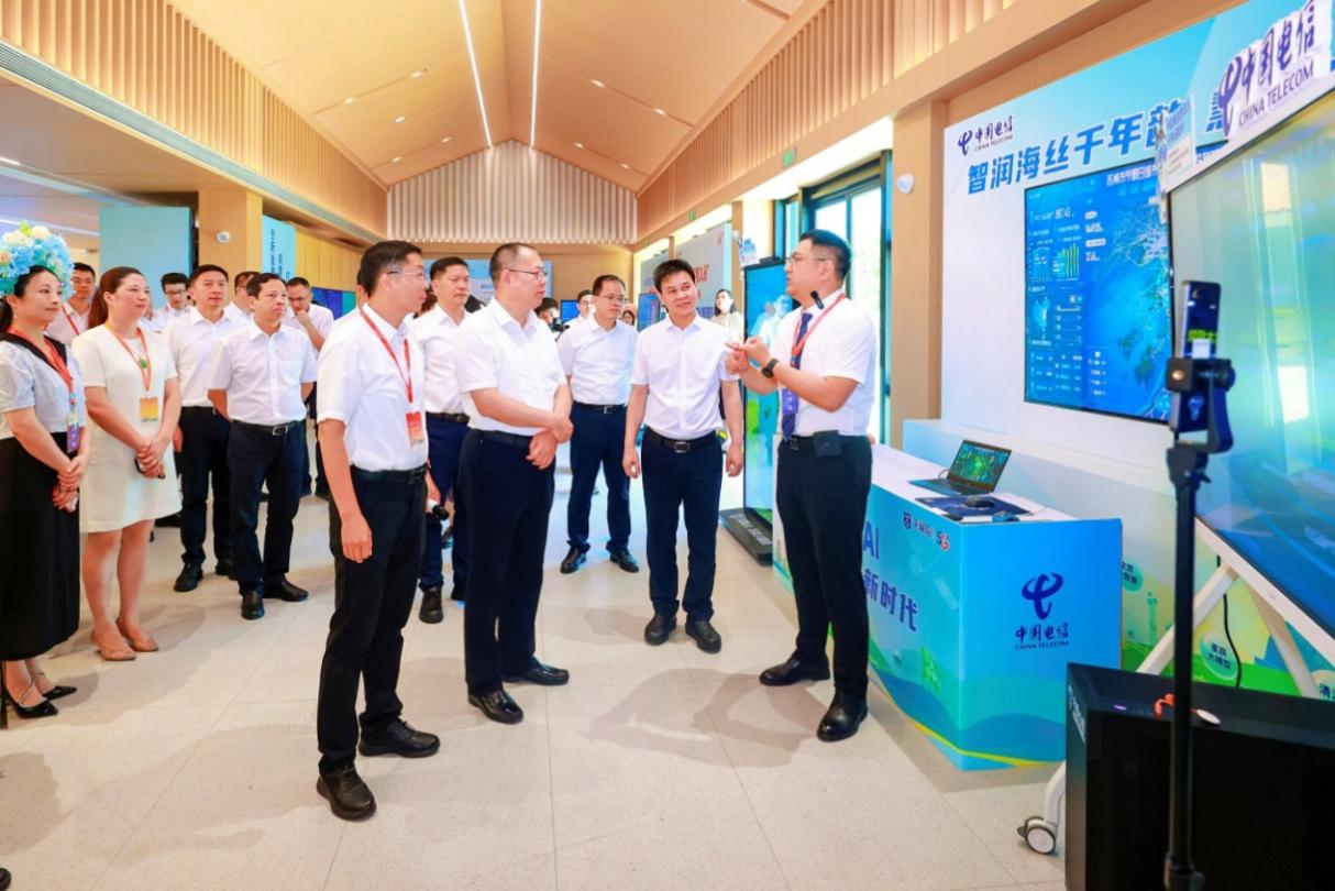 泉州市委书记张毅恭（右四）、市长蔡战胜（右三）等参观中国电信展区