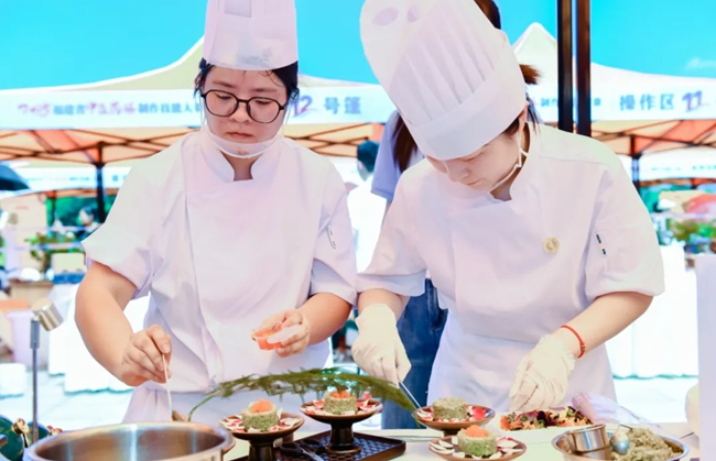 比赛现场，选手正在制作药膳