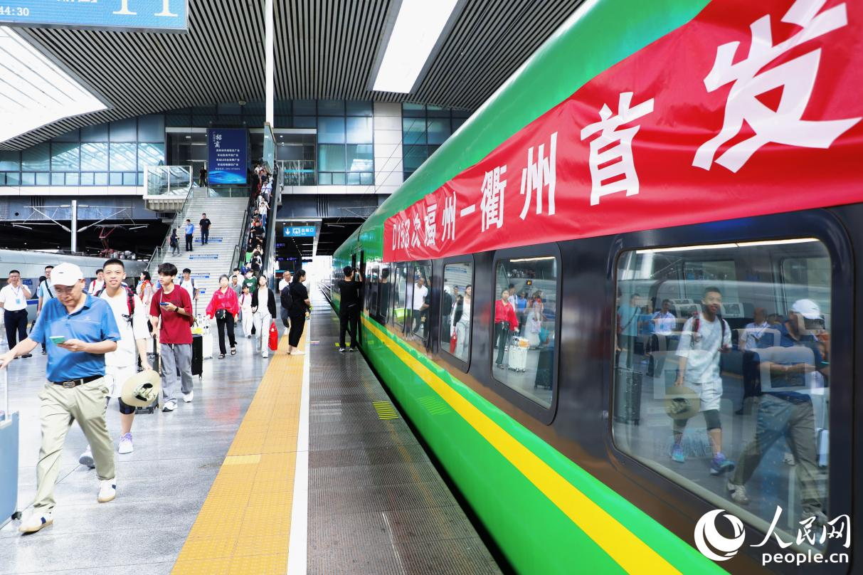 乘客在首趟“周寧有鯉號”動車組列車旁候車。人民網 李唯一攝