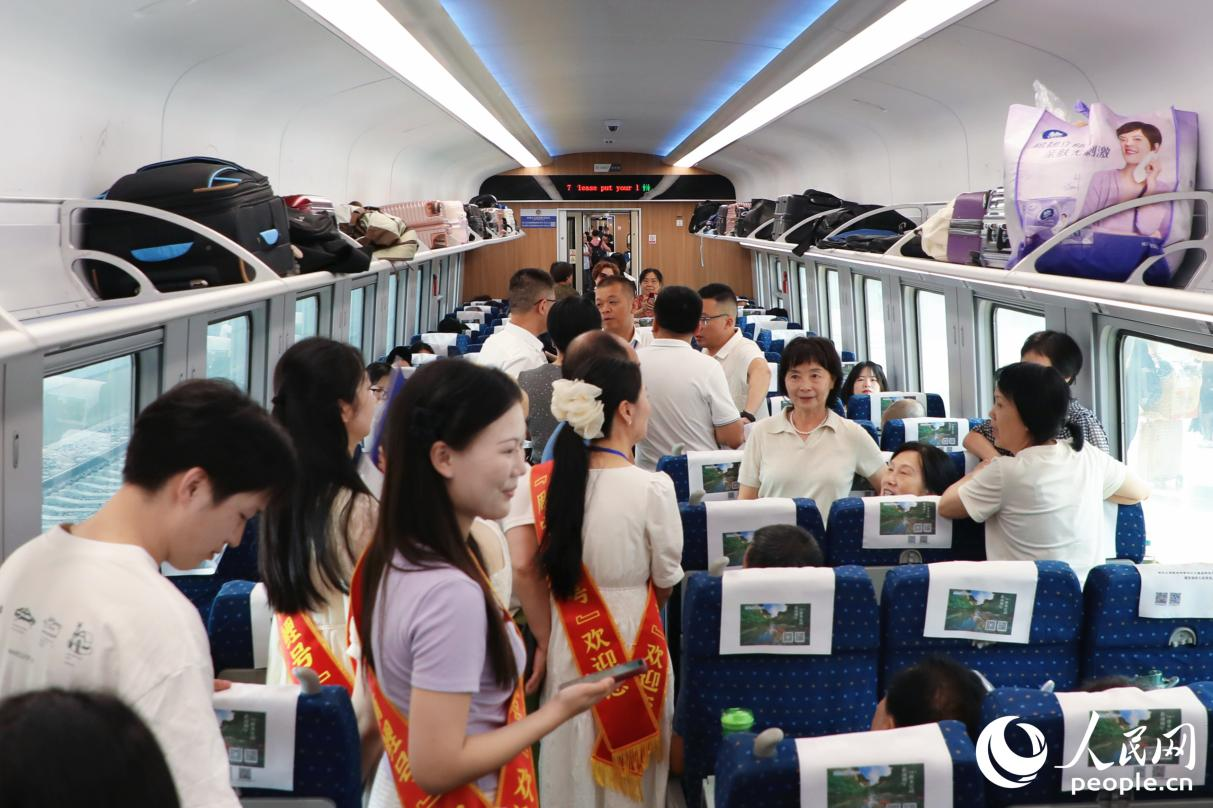 首批乘客登上“周寧有鯉號”動車組列車。人民網 李唯一攝