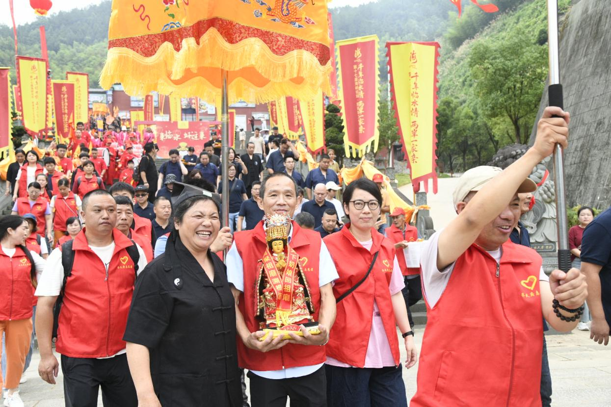 “天下奶娘回祖庙”活动现场。唐明珍摄