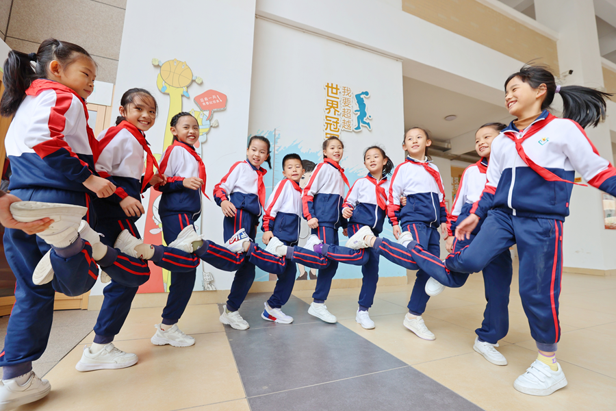 泉州市晋光小学的学生们在课间做“编花篮”的闽南童玩游戏。泉州市晋光小学供图
