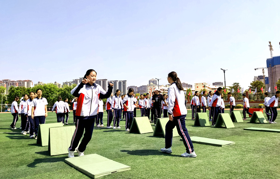 福建师范大学泉州附属中学初中生在课间玩障碍体能跨越挑战。福建师范大学泉州附属中学供图