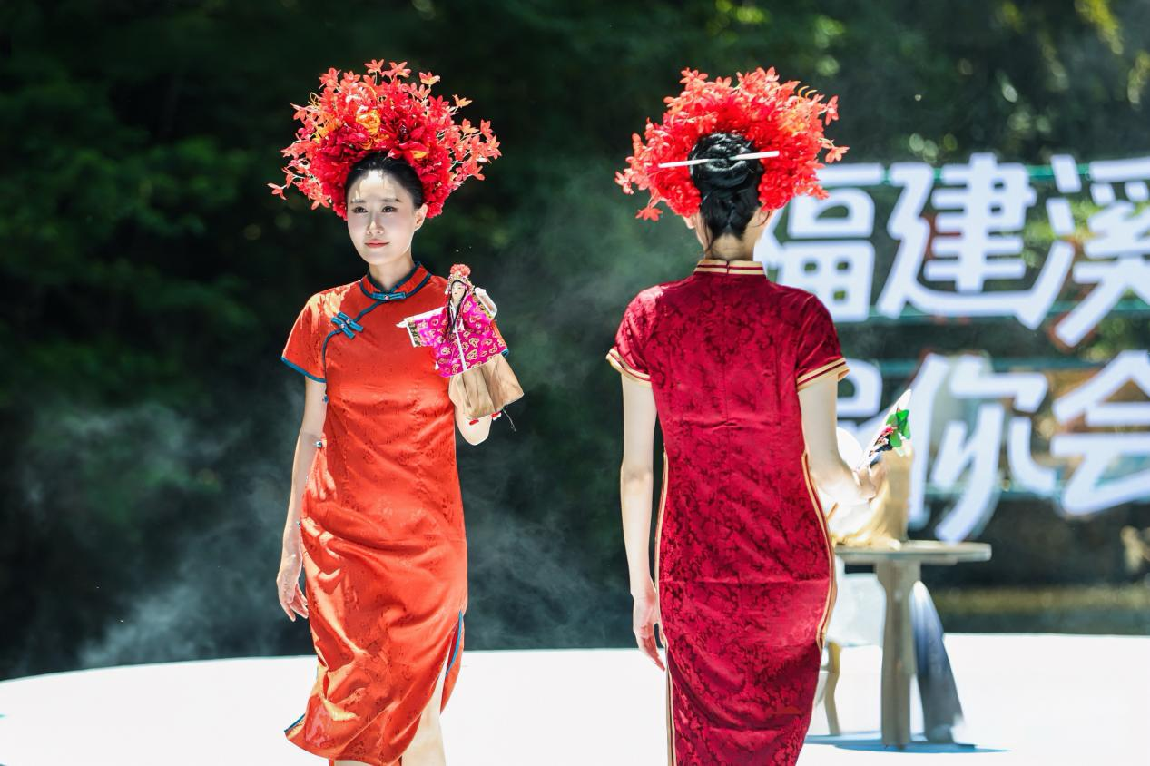 蟳埔女服饰亮相“溪谷瓷韵·花漾德化”溪谷T台秀。主办方供图