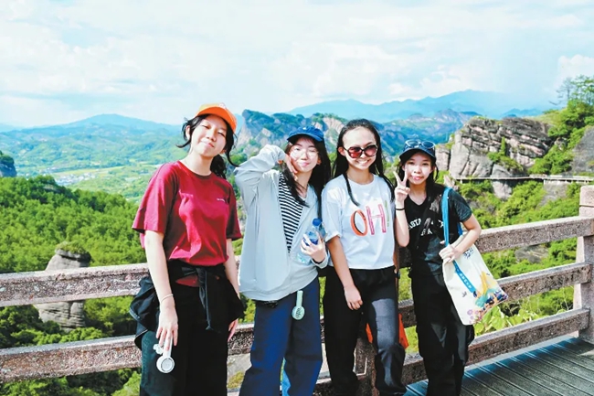 營員在冠豸山景區合影。龍岩市融媒體中心供圖