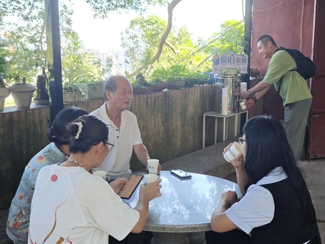 愛心茶攤邊，市民們圍坐喝茶