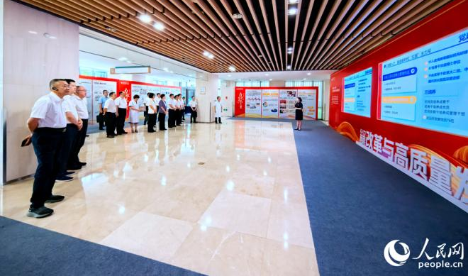 福建省九市一區、省直有關部門等醫改工作單位、醫療衛生機構、醫改研究機構的相關負責人在龍岩市第一醫院實地調研。人民網 李昌乾攝