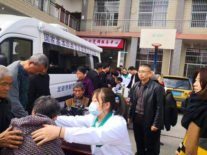 龙岩人民医院（新罗区总医院）“云巡诊车”开展基层医疗服务。龙岩市卫生健康委员会供图