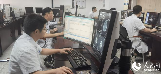 龙岩市新罗区区域影像远程诊断中心通过整合和优化资源配置，加快医共体建设，推动分级诊疗制度落地。人民网 李昌乾摄