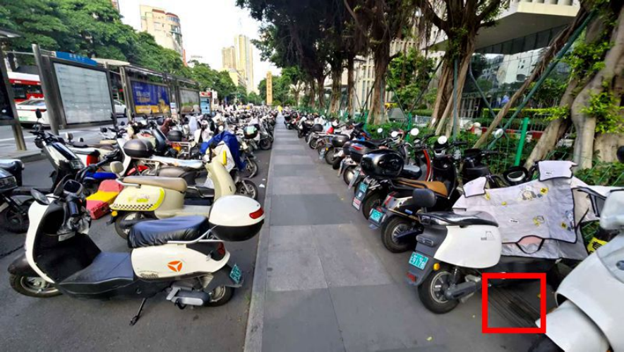 在浦西公交站背后的人行道上，也有不少電動車停放，且完全擋住盲道（紅框位置）。李先生攝於7月6日