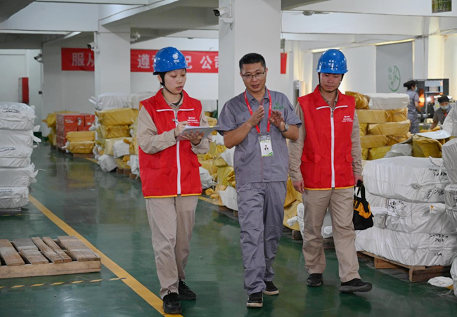 國網邵武市供電公司員工正在福臨日用品制造有限公司了解企業用電需求