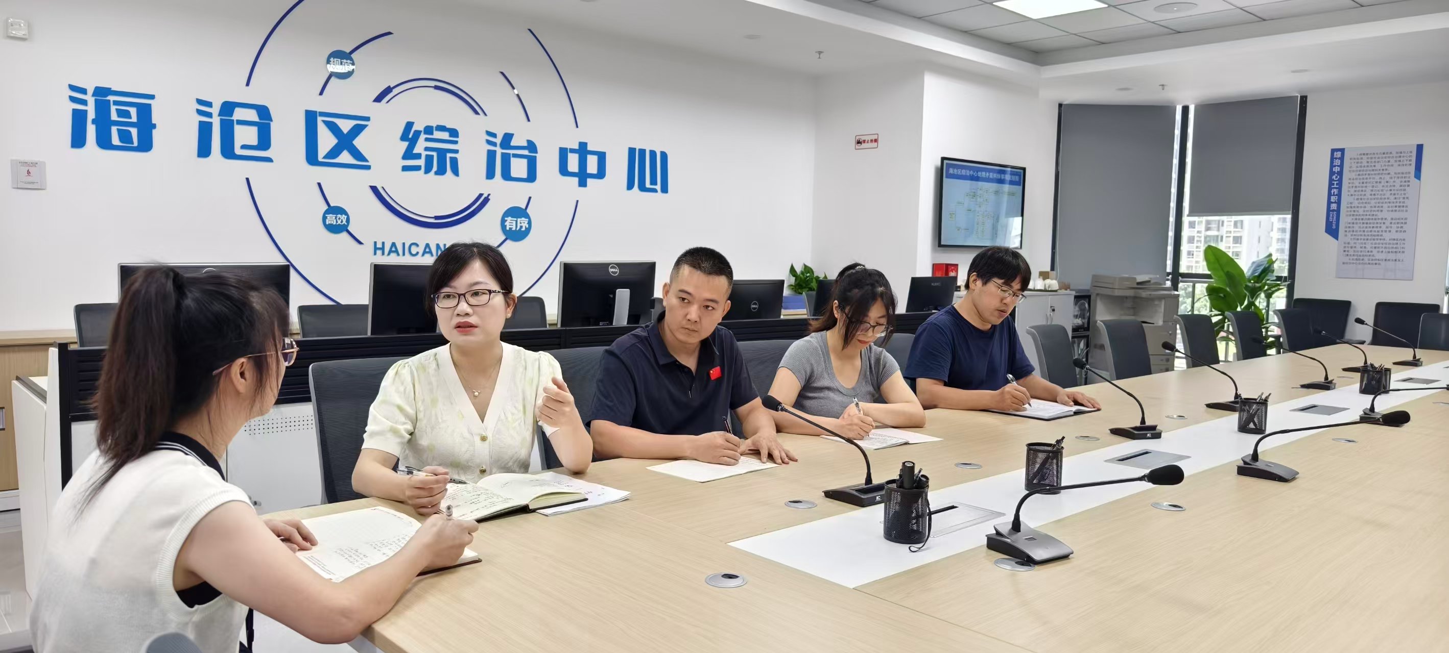 海沧区综治中心组织学习讨论。林林摄