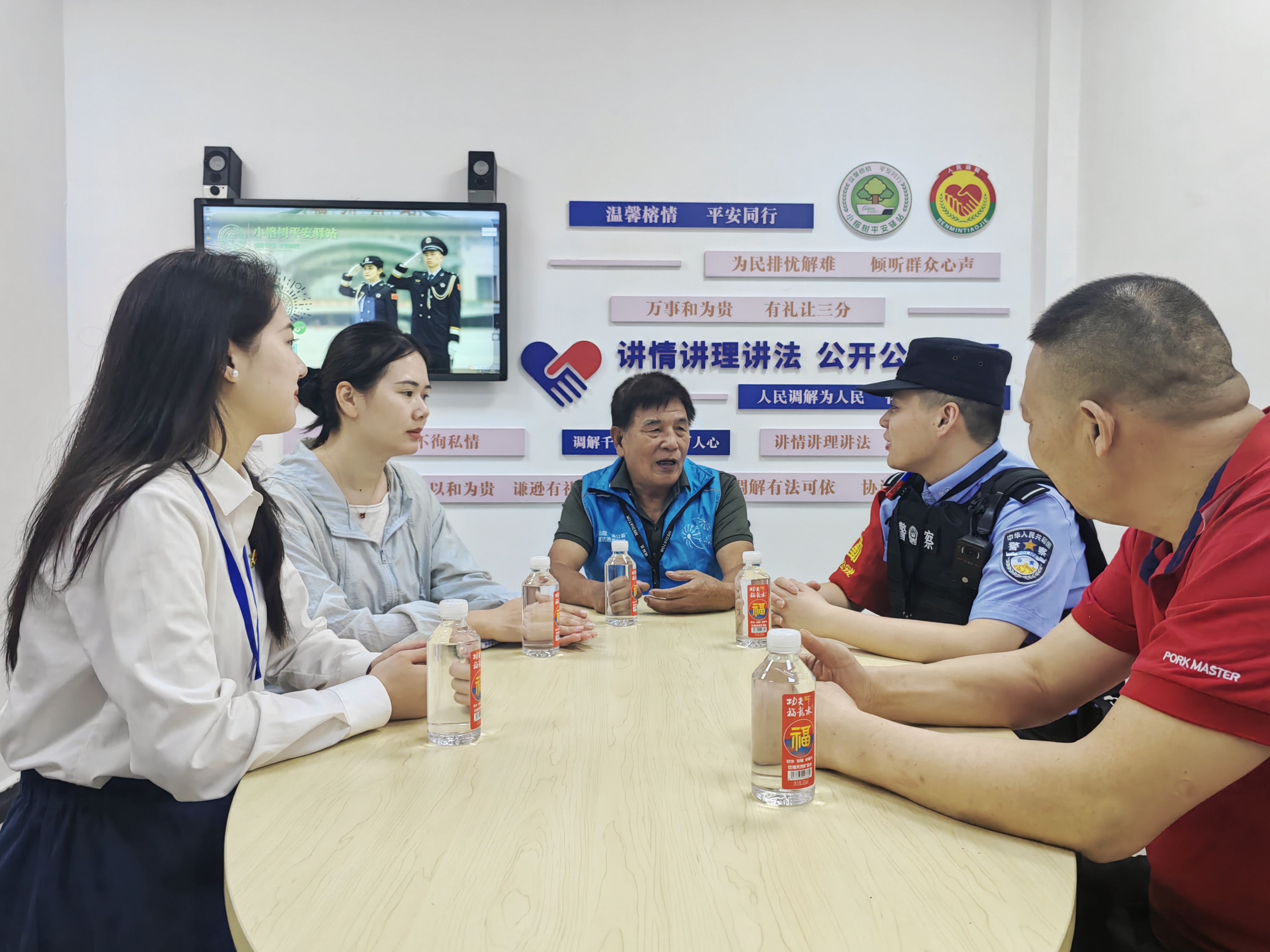 派出所民警與人民調解員、律師共同調解矛盾