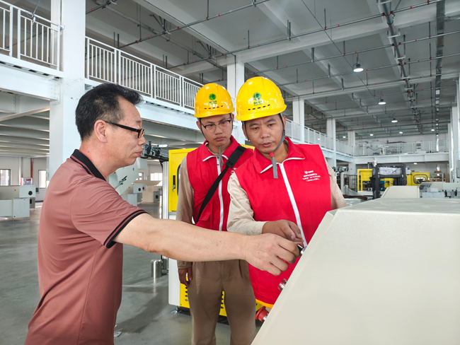 國網莆田供電公司員工進企業了解用電需求。陳娜麗攝