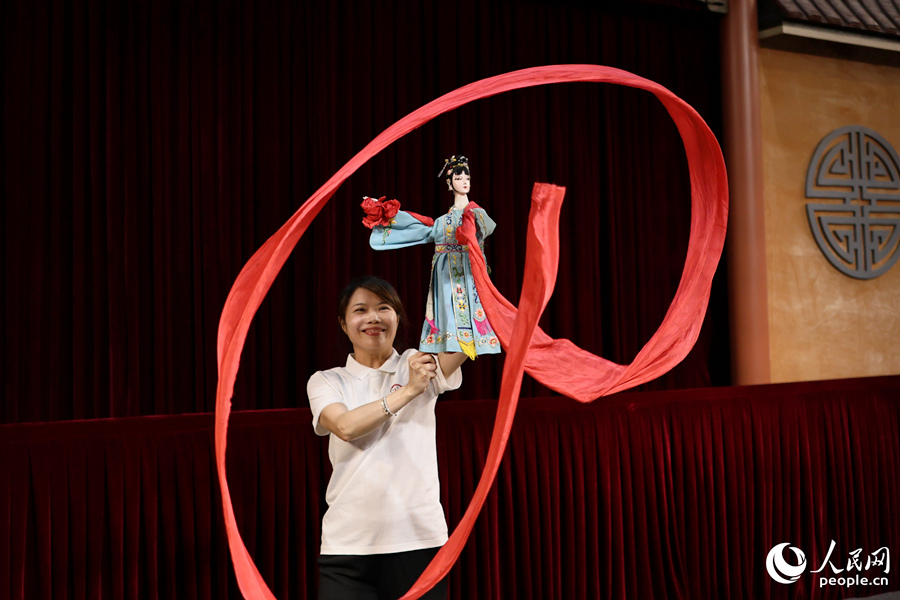 漳州布袋木偶戏演员展示舞绸表演。人民网 李昌乾摄