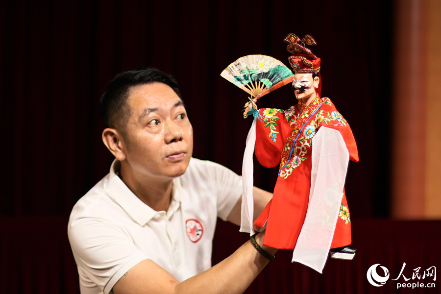 漳州布袋木偶戏有“十指弄成百万兵”之誉。人民网 李昌乾摄