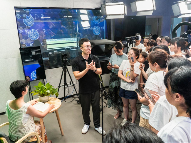 学员在厦门南洋职业学院融媒体中心学习短视频拍摄、后期制作、自媒体账号运营、直播带货等技能