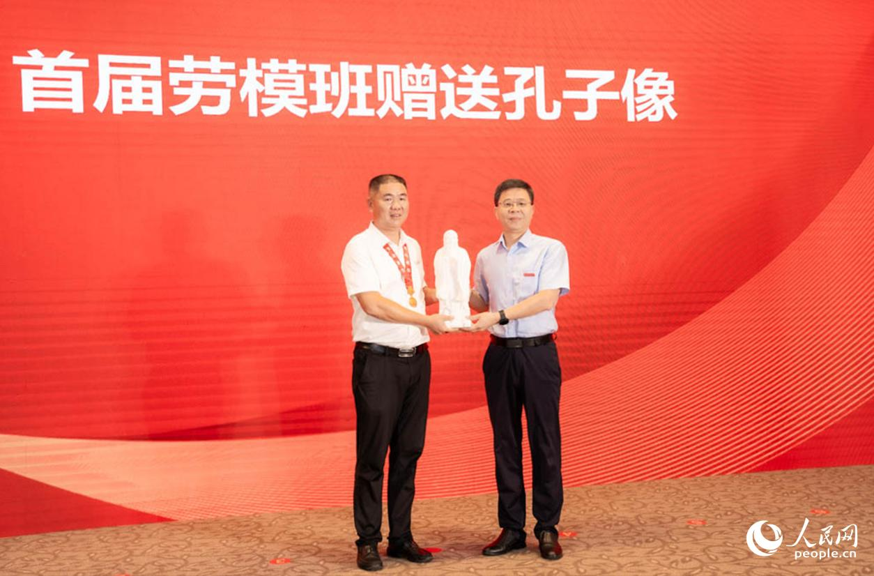 首届劳模本科班向学校赠送孔子像。实习生 魏建烨摄