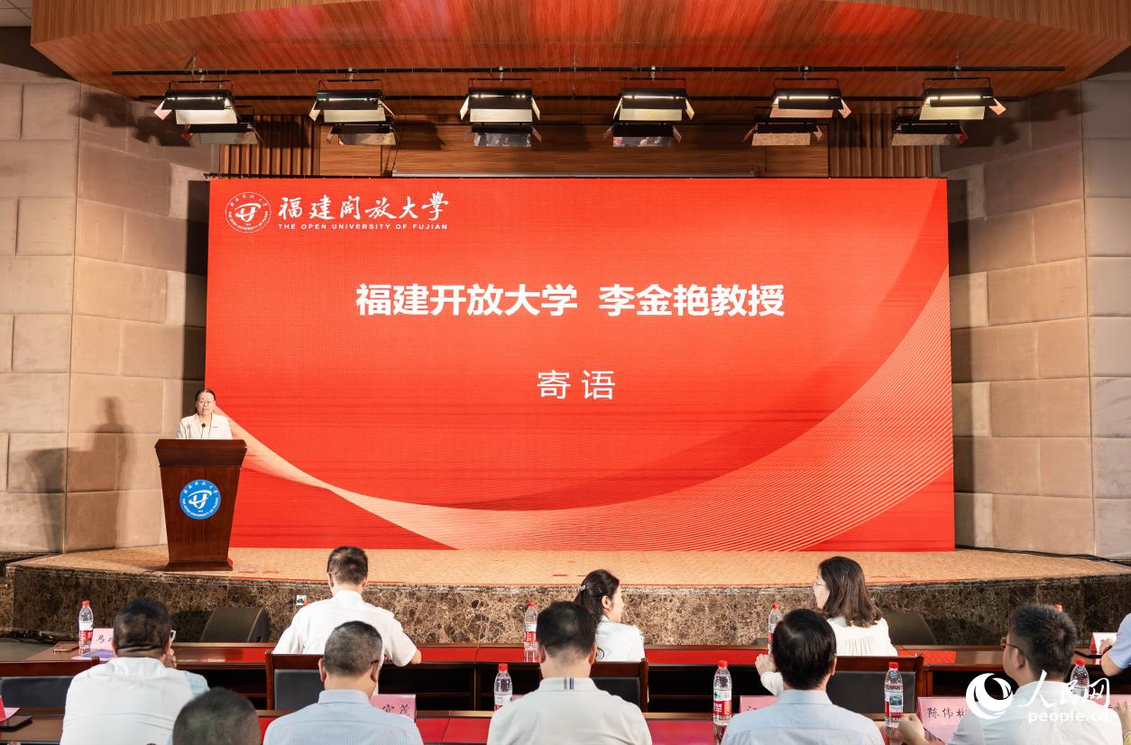 教师代表李金艳为毕业学员送上深情寄语。实习生 林静茹摄