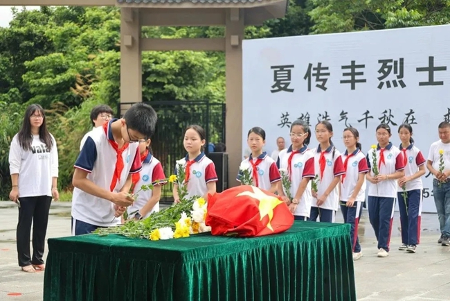 向烈士献花