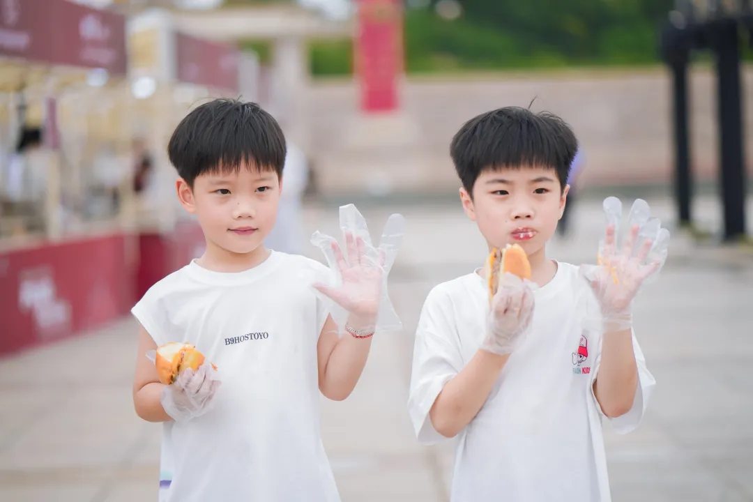 孩子们品尝着美食，脸上露出笑容