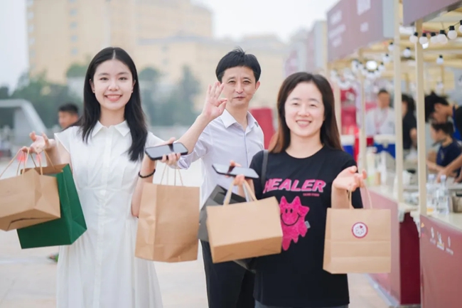 市民游客展示在活动中的“收获”