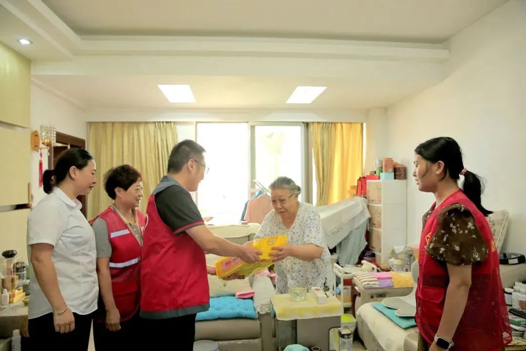 汇景商圈联合党支部将爱心大米“送货到家”