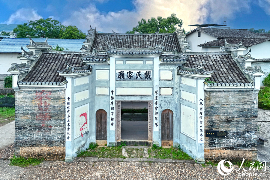 青砖瓦片、飞檐翘角别具一格。人民网 李昌乾摄